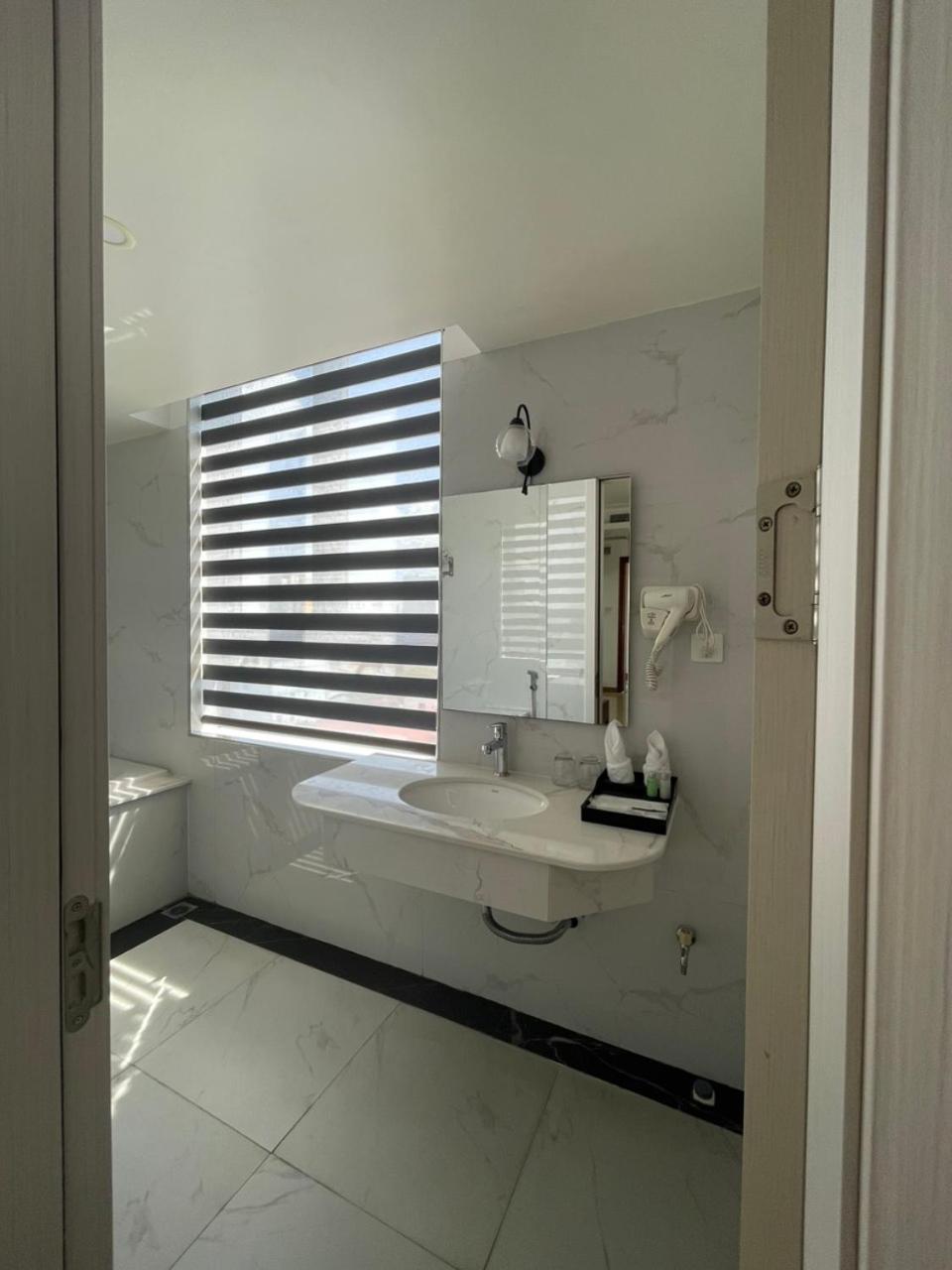 Lotus Hotel&Apartment Hai Phong Buitenkant foto