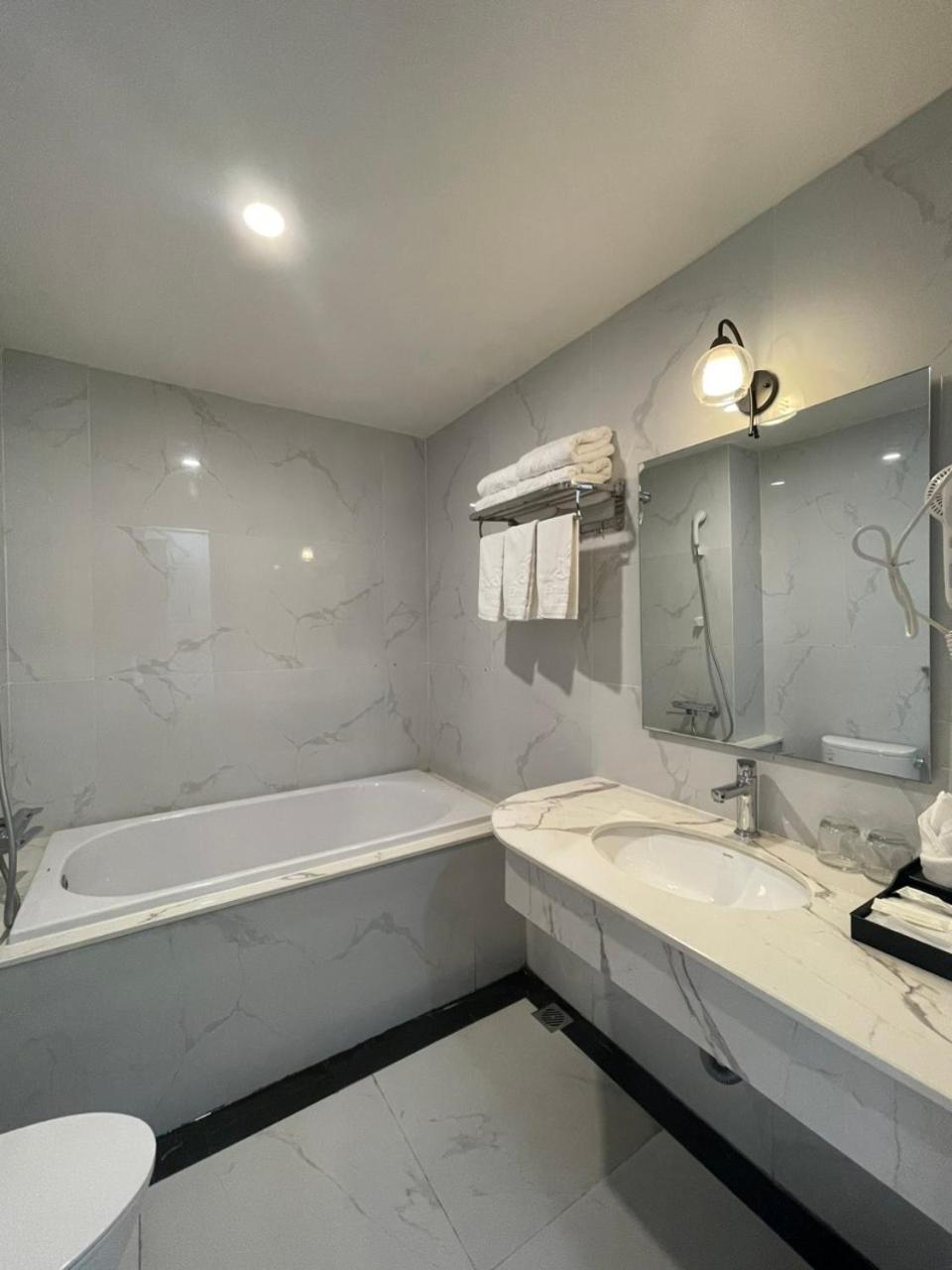 Lotus Hotel&Apartment Hai Phong Buitenkant foto