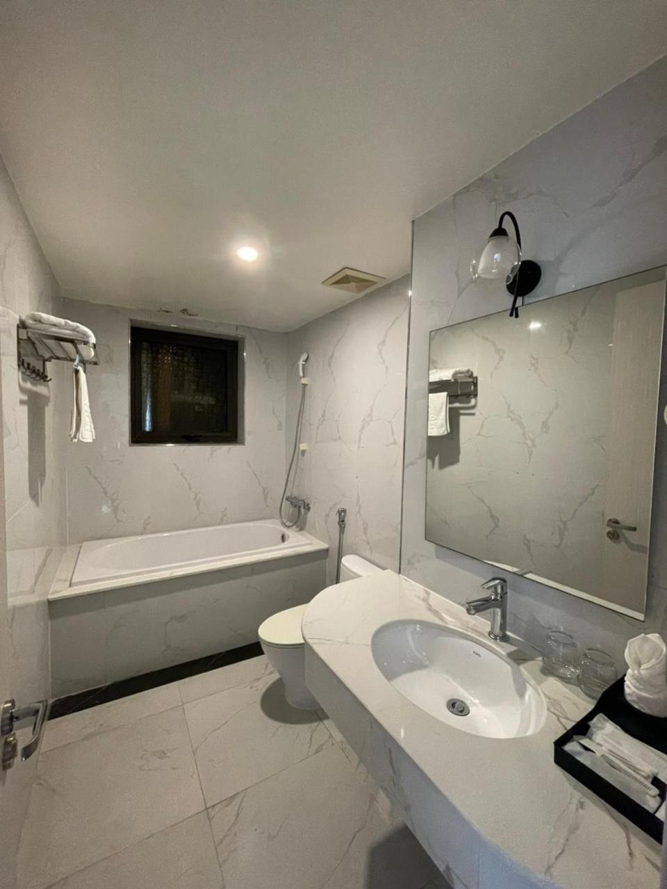 Lotus Hotel&Apartment Hai Phong Buitenkant foto